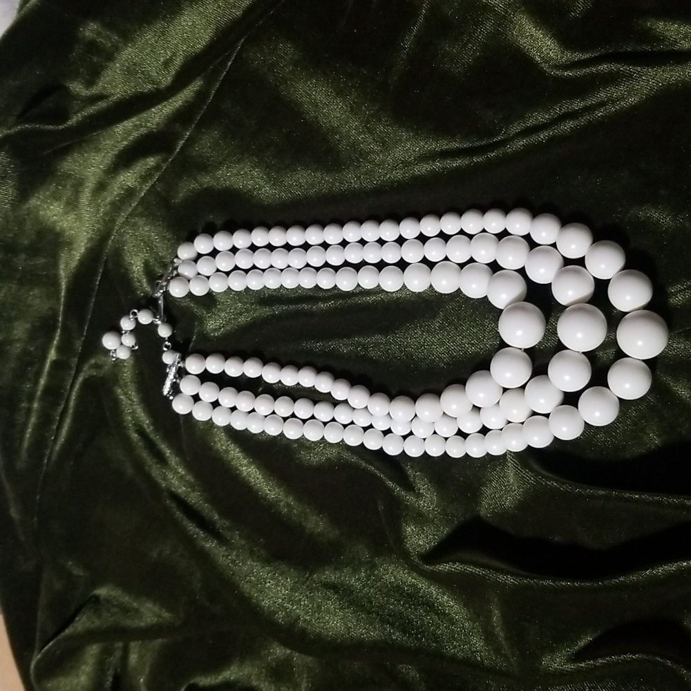 Vintage 3 strand white beaded necklace